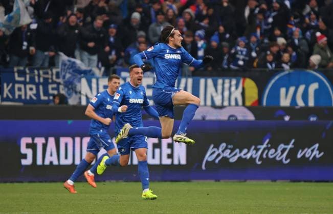 23.11.2025, Fussball, Herren, 2. Bundesliga, Saison 2025 2026, Karlsruher SC - SV 07 Elversberg, Roko Simic (Karlsruher SC) bejubelt sein Tor zum 1:1 Karlsruhe BBBank Wildpark Baden-Württemberg Deutschland (DEU) Copyright: xFabianxKleerx