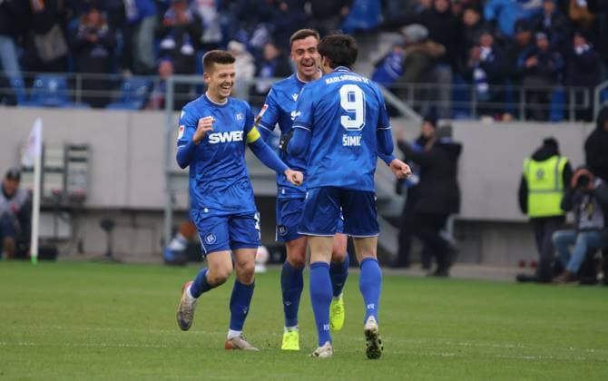 23.11.2025, Fussball, Herren, 2. Bundesliga, Saison 2025 2026, Karlsruher SC - SV 07 Elversberg, Torjubel des Karlsruher SC nach dem Tor zum 1:1 durch Roko Simic (Karlsruher SC) Karlsruhe BBBank Wildpark Baden-Württemberg Deutschland (DEU) Copyright: xFabianxKleerx