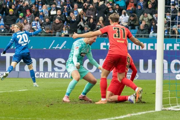 23.11.2025, xhettx, Fussball 2.Bundesliga, Karlsruher SC - SV Elversberg v.l. jubel bei Nicolas Kristof (SV Elversberg, 20) (DFL DFB REGULATIONS PROHIBIT ANY USE OF PHOTOGRAPHS as IMAGE SEQUENCES and or QUASI-VIDEO) Karlsruhe