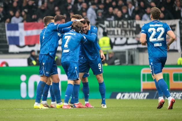 23.11.2025, xhettx, Fussball 2.Bundesliga, Karlsruher SC - SV Elversberg v.l. Jubel um das 1:1 durch Roko Simic (Karlsruher SC, 9) (DFL DFB REGULATIONS PROHIBIT ANY USE OF PHOTOGRAPHS as IMAGE SEQUENCES and or QUASI-VIDEO) Karlsruhe