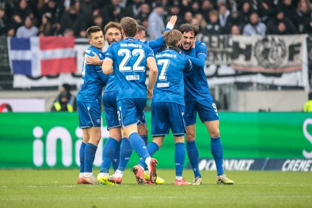 23.11.2025, xhettx, Fussball 2.Bundesliga, Karlsruher SC - SV Elversberg v.l. Jubel um das 1:1 durch Roko Simic (Karlsruher SC, 9) (DFL DFB REGULATIONS PROHIBIT ANY USE OF PHOTOGRAPHS as IMAGE SEQUENCES and or QUASI-VIDEO) Karlsruhe