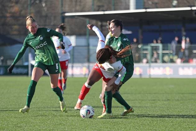 Google Pixel Frauen-Bundesliga, RB Leipzig - VfL Wolfsburg; 23.11.2025 Caitlin Dijkstra (3, VfL Wolfsburg) bringt Delice Boboy (17, RB Leipzig) zu Fall. Fußball, Google Pixel Frauen-Bundesliga, Saison 2025 2026, 11. Spieltag: RB Leipzig vs. VfL Wolfsburg am 23.11.2025, Trainingszentrum Cottaweg, Leipzig. DFB REGULATIONS PROHIBIT ANY USE OF PHOTOGRAPHS AS IMAGE SEQUENCES AND OR QUASI-VIDEO. Copyright: xBEAUTIFULxSPORTS JanxKaeferx