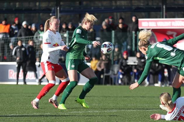 Google Pixel Frauen-Bundesliga, RB Leipzig - VfL Wolfsburg; 23.11.2025 Sarai Linder (39, VfL Wolfsburg) vor Nikoline Dudek (24, RB Leipzig). Fußball, Google Pixel Frauen-Bundesliga, Saison 2025 2026, 11. Spieltag: RB Leipzig vs. VfL Wolfsburg am 23.11.2025, Trainingszentrum Cottaweg, Leipzig. DFB REGULATIONS PROHIBIT ANY USE OF PHOTOGRAPHS AS IMAGE SEQUENCES AND OR QUASI-VIDEO. Copyright: xBEAUTIFULxSPORTS JanxKaeferx
