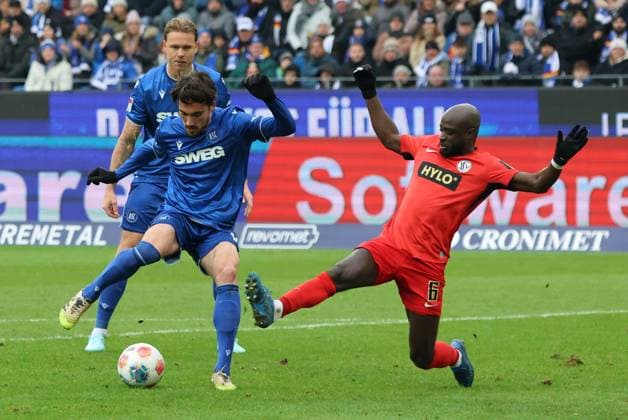 23.11.2025, Fussball, Herren, 2. Bundesliga, Saison 2025 2026, Karlsruher SC - SV 07 Elversberg, Amara Conde (SV 07 Elversberg), Roko Simic (Karlsruher SC) Karlsruhe BBBank Wildpark Baden-Württemberg Deutschland (DEU) Copyright: xSebastianxBachx