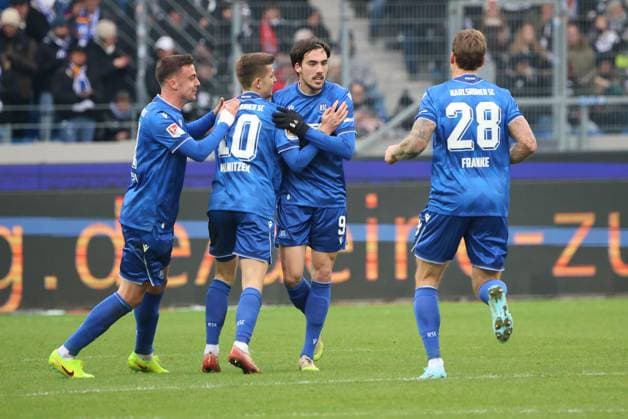23.11.2025, Fussball, Herren, 2. Bundesliga, Saison 2025 2026, Karlsruher SC - SV 07 Elversberg, Torjubel zum 1:1, Torschütze: Roko Simic (Karlsruher SC) Karlsruhe BBBank Wildpark Baden-Württemberg Deutschland (DEU) Copyright: xSebastianxBachx