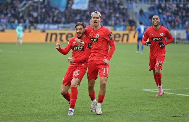 23.11.2025, Fussball, Herren, 2. Bundesliga, Saison 2025 2026, Karlsruher SC - SV 07 Elversberg, Lukas Petkov (SV 07 Elversberg) bejubelt mit Frederik Schmahl (SV 07 Elversberg) sein Tor zum 1:2 Karlsruhe BBBank Wildpark Baden-Württemberg Deutschland (DEU) Copyright: xFabianxKleerx