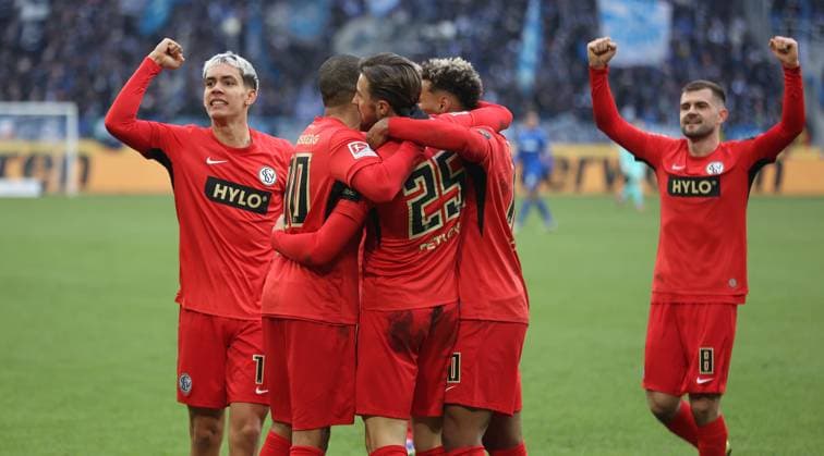 23.11.2025, Fussball, Herren, 2. Bundesliga, Saison 2025 2026, Karlsruher SC - SV 07 Elversberg, Torjubel der SV 07 Elversberg nach dem Tor zum 1:2 durch Lukas Petkov (SV 07 Elversberg) Karlsruhe BBBank Wildpark Baden-Württemberg Deutschland (DEU) Copyright: xFabianxKleerx