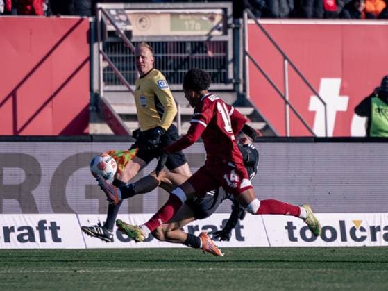 Deutschland: Fußball, 2. Bundesliga 2025 26, 13. Spieltag - 1. FC Nürnberg vs Arminia Bielefeld - Max-Morlock Stadion (Nürnberg): Monju Momuluh (Arminia Bielefeld, 14) im Duell um den Ball
