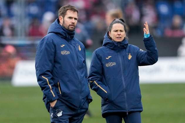 v.li.: Thomas Johrden (Trainer, Interimstrainer, TSG), Nadine Nilius (geb. Rolser, Co-Trainerin, TSG), im Gespräch, Diskussion auf dem Spielfeld, Action, Aktion, Spielszene, 23.11.2025, Sinsheim (Hoffenheim) (Deutschland), Fussball, Google Pixel Frauen-Bundesliga, TSG 1899 Hoffenheim - FC Bayern München, DFB DFL REGULATIONS PROHIBIT ANY USE OF PHOTOGRAPHS AS IMAGE SEQUENCES AND OR QUASI-VIDEO.