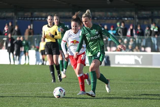 Google Pixel Frauen-Bundesliga, RB Leipzig - VfL Wolfsburg; 23.11.2025 Lena Lattwein (8, VfL Wolfsburg) gegen Annabel Schasching (16, RB Leipzig). Fußball, Google Pixel Frauen-Bundesliga, Saison 2025 2026, 11. Spieltag: RB Leipzig vs. VfL Wolfsburg am 23.11.2025, Trainingszentrum Cottaweg, Leipzig. DFB REGULATIONS PROHIBIT ANY USE OF PHOTOGRAPHS AS IMAGE SEQUENCES AND OR QUASI-VIDEO. Copyright: xBEAUTIFULxSPORTS JanxKaeferx