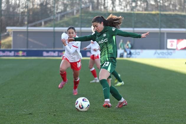 Google Pixel Frauen-Bundesliga, RB Leipzig - VfL Wolfsburg; 23.11.2025 Judit Pujols (33, VfL Wolfsburg). Fußball, Google Pixel Frauen-Bundesliga, Saison 2025 2026, 11. Spieltag: RB Leipzig vs. VfL Wolfsburg am 23.11.2025, Trainingszentrum Cottaweg, Leipzig. DFB REGULATIONS PROHIBIT ANY USE OF PHOTOGRAPHS AS IMAGE SEQUENCES AND OR QUASI-VIDEO. Copyright: xBEAUTIFULxSPORTS JanxKaeferx
