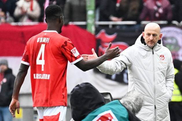 23.11.2025, xjhx, Fussball 2.Bundesliga, 1.FC Kaiserslautern - Holstein Kiel v.l. Auswechslung Maxwell Gyamfi (1. FC Kaiserslautern) Trainer Torsten Lieberknecht (1. FC Kaiserslautern) (DFL DFB REGULATIONS PROHIBIT ANY USE OF PHOTOGRAPHS as IMAGE SEQUENCES and or QUASI-VIDEO) Kaiserslautern
