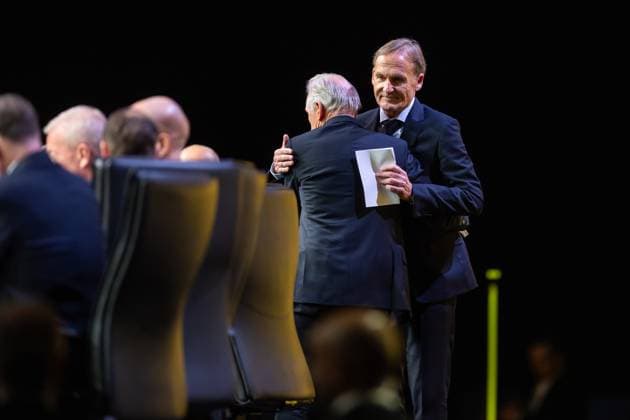 23.11.2025, Fussball, Saison 2025 2026, 1. Bundesliga, Mitgliederversammlung Borussia Dortmund, v. l. Präsident Dr. Reinhold Lunow (Borussia Dortmund) umarmt Vorsitzender der Geschäftsführung Hans-Joachim Watzke (Borussia Dortmund), Dortmund Messe Wetsfalenhalle NRW Deutschland xRHR-FOTO DEx Copyright: DennisxEwert RHR-FOTOx RHR-FOTO DE