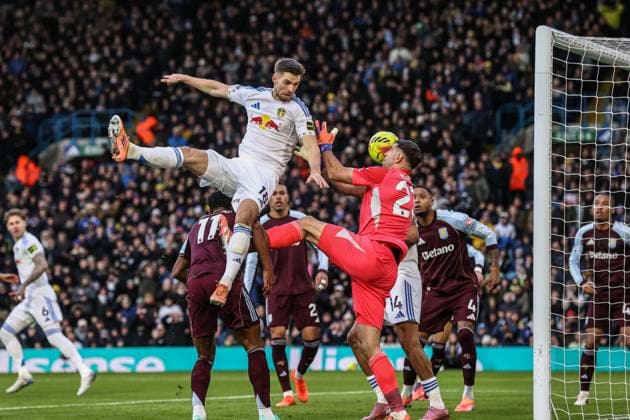 Premier League Leeds United v Aston Villa Anton Stach of Leeds United heads the ball in towards the goal for Lukas Nmecha of Leeds United to score to make it 1-0 during the Premier League match Leeds United vs Aston Villa at Elland Road, Leeds, United Kingdom, 23rd November 2025 (Photo by Alfie Cosgrove News Images) Leeds Elland Road West Yorkshire United Kingdom Copyright: xAlfiexCosgrove NewsxImagesx