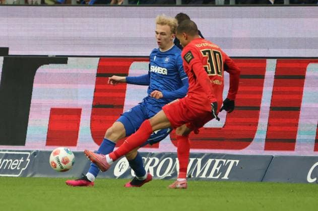 23.11.2025, Fussball, Herren, 2. Bundesliga, Saison 2025 2026, Karlsruher SC - SV 07 Elversberg, Leon Opitz (Karlsruher SC), Jan Gyamerah (SV 07 Elversberg) Karlsruhe BBBank Wildpark Baden-Württemberg Deutschland (DEU) Copyright: xSebastianxBachx