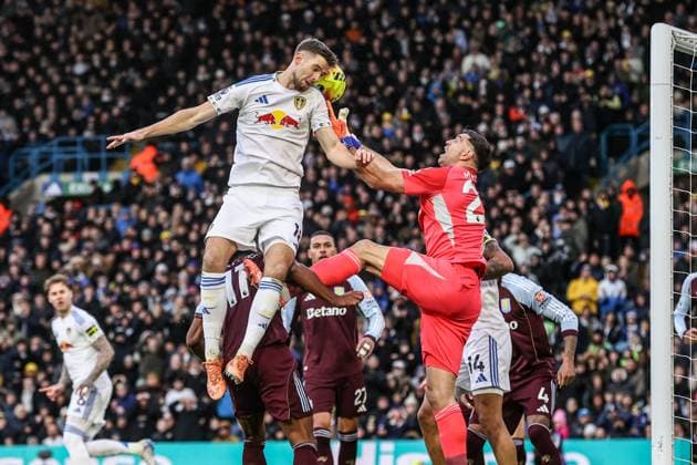 Premier League Leeds United v Aston Villa Anton Stach of Leeds United heads the ball in towards the goal for Lukas Nmecha of Leeds United to score to make it 1-0 during the Premier League match Leeds United vs Aston Villa at Elland Road, Leeds, United Kingdom, 23rd November 2025 (Photo by Alfie Cosgrove News Images) Leeds Elland Road West Yorkshire United Kingdom Copyright: xAlfiexCosgrove NewsxImagesx