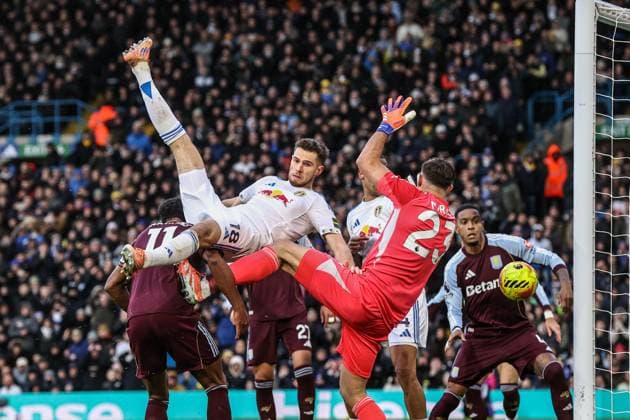 Premier League Leeds United v Aston Villa Anton Stach of Leeds United heads the ball in towards the goal for Lukas Nmecha of Leeds United to score to make it 1-0 during the Premier League match Leeds United vs Aston Villa at Elland Road, Leeds, United Kingdom, 23rd November 2025 (Photo by Alfie Cosgrove News Images) Leeds Elland Road West Yorkshire United Kingdom Copyright: xAlfiexCosgrove NewsxImagesx