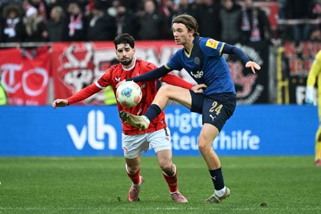 23.11.2025, xjhx, Fussball 2.Bundesliga, 1.FC Kaiserslautern - Holstein Kiel v.l. Semih Sahin (1. FC Kaiserslautern) Magnud Knudsen (Holstein Kiel) Zweikampf, Aktion, action, battle for the ball (DFL DFB REGULATIONS PROHIBIT ANY USE OF PHOTOGRAPHS as IMAGE SEQUENCES and or QUASI-VIDEO) Kaiserslautern
