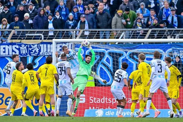 Strafraumszene: Phillip Menzel (Torwart, Saarbruecken, 13) fängt den Ball vor h35 und Max Reinthaler (TSV 1860, 16), 23.11.2025, München (Deutschland), Fussball, 3. Liga, TSV 1860 München - 1. FC Saarbrücken, DFB DFL REGULATIONS PROHIBIT ANY USE OF PHOTOGRAPHS AS IMAGE SEQUENCES AND OR QUASI-VIDEO.