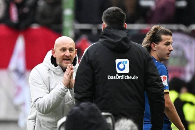 23.11.2025, xjhx, Fussball 2.Bundesliga, 1.FC Kaiserslautern - Holstein Kiel v.l. Trainer Torsten Lieberknecht (1. FC Kaiserslautern) Vierter Offizieller Schiedsrichter Justin Haasmann (DFL DFB REGULATIONS PROHIBIT ANY USE OF PHOTOGRAPHS as IMAGE SEQUENCES and or QUASI-VIDEO) Kaiserslautern