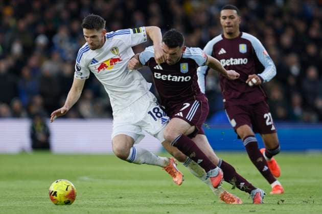 Leeds United v Aston Villa - Premier League Anton Stach of Leeds United and John McGinn of Aston Villa challenge during the Premier League match between Leeds United and Aston Villa at Elland Road on November 23, 2025 in Leeds, England. Leeds Elland Road England United Kingdom Copyright: xRichardxSellers Sportsphoto APLx 14142413