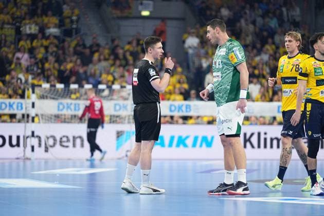 RECORD DATE NOT STATED Mijajlo Marseni? (93; Füchse Berlin) diskutiert mit dem Schiedsrichter, während Edwin Aspenbäck (78; Rhein Neckar Löwen) aufmerksam daneben steht 1.Handball-Bundesliga Rhein-Neckar-Löwen vs Füchse Berlin 23.11.2025 Copyright: xSpeedshotx
