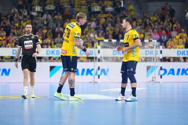 RECORD DATE NOT STATED Edwin Aspenbäck (78; Rhein Neckar Löwen) im Gespräch auf dem Spielfeld 1.Handball-Bundesliga Rhein-Neckar-Löwen vs Füchse Berlin 23.11.2025 Copyright: xSpeedshotx