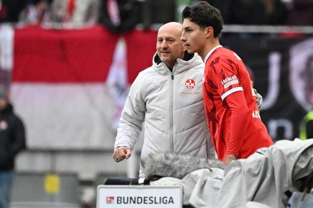 23.11.2025, xjhx, Fussball 2.Bundesliga, 1.FC Kaiserslautern - Holstein Kiel v.l. Dion Hofmeister (1. FC Kaiserslautern) vor seiner Einwechslung Profidebut Trainer Torsten Lieberknecht (1. FC Kaiserslautern) (DFL DFB REGULATIONS PROHIBIT ANY USE OF PHOTOGRAPHS as IMAGE SEQUENCES and or QUASI-VIDEO) Kaiserslautern