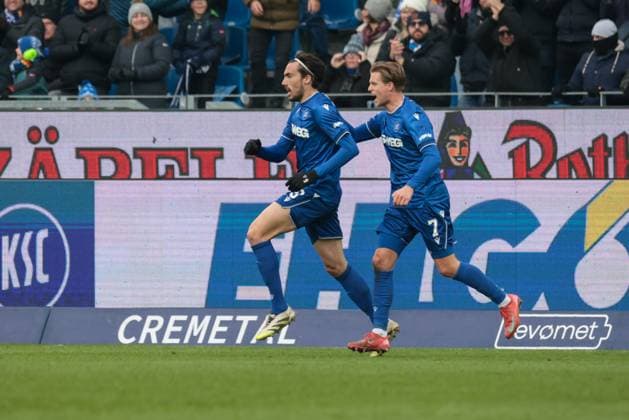 23.11.2025, xhettx, Fussball 2.Bundesliga, Karlsruher SC - SV Elversberg v.l. Roko Simic (Karlsruher SC, 9) und Dzenis Burnic (Karlsruher SC, 7) bejubeln das 2:2 (DFL DFB REGULATIONS PROHIBIT ANY USE OF PHOTOGRAPHS as IMAGE SEQUENCES and or QUASI-VIDEO) Karlsruhe