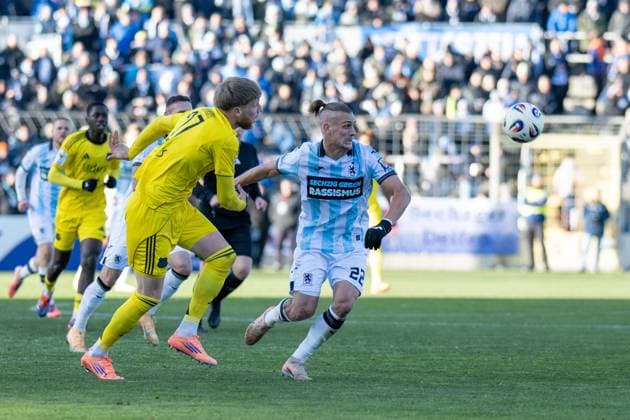 Joel Bichsel 27 (1. FC Saarbruecken) im Zweikampf mit Sigurd Haugen 22 (TSV 1860 Muenchen), TSV 1860 Muenchen vs. 1. FC Saarbruecken, 3. Liga, 15. Spieltag, 23.11.2025 DFB regulations prohibit any use of photographs as image sequences and or quasi-video Muenchen Bayern Deutschland