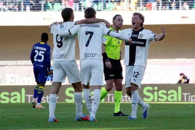 PARMA CELEBRATION IN THE END during the Serie A soccer match between Hellas Verona and Parma at the Bentegodi Stadium in Verona, north west Italy - Sunday , November 23 , 2025. - Soccer .  Copyright: xPaolaxGarbuio Lapressex