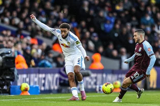Premier League Leeds United v Aston Villa Jayden Bogle of Leeds United passes the ball under pressure from Emi Buendia of Aston Villa during the Premier League match Leeds United vs Aston Villa at Elland Road, Leeds, United Kingdom, 23rd November 2025 (Photo by Alfie Cosgrove News Images) Leeds Elland Road West Yorkshire United Kingdom Copyright: xAlfiexCosgrove NewsxImagesx