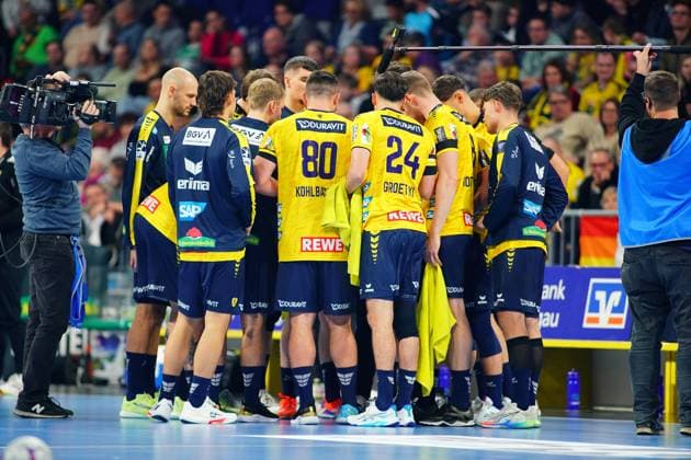 RECORD DATE NOT STATED Jannik Kohlbacher (80; Rhein Neckar Löwen) und Patrick Groetzki (24; Rhein Neckar Löwen) im Teamgespräch, Lukas Sandell (11; Rhein Neckar Löwen) hört aufmerksam zu 1.Handball-Bundesliga Rhein-Neckar-Löwen vs Füchse Berlin 23.11.2025 Copyright: xSpeedshotx