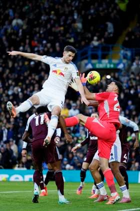 Leeds United v Aston Villa - Premier League Anton Stach of Leeds United and Emiliano Martinez, goalkeeper of Aston Villa challenge during the Premier League match between Leeds United and Aston Villa at Elland Road on November 23, 2025 in Leeds, England. Leeds Elland Road England United Kingdom Copyright: xRichardxSellers Sportsphoto APLx 14142415