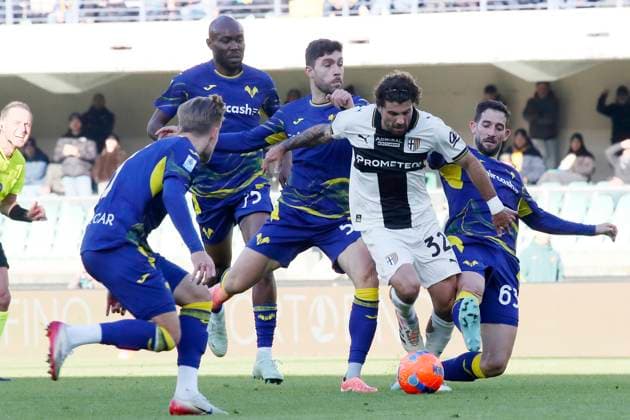 Parma™s Patrick Cutrone Verona™s Roberto Gagliardini during the Serie A soccer match between Hellas Verona and Parma at the Bentegodi Stadium in Verona, north west Italy - Sunday , November 23 , 2025. - Soccer .  Copyright: xPaolaxGarbuio Lapressex