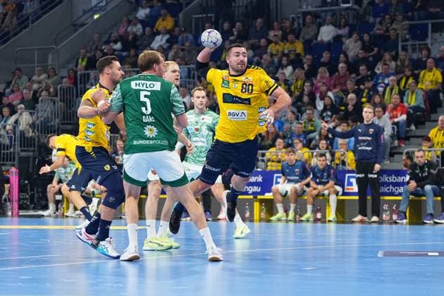 RECORD DATE NOT STATED Jannik Kohlbacher (80; Rhein Neckar Löwen) wirft den Ball, während Dani Baijens (77; Rhein Neckar Löwen), Matthes Langhoff (13; Füchse Berlin) und Max Darj (5; Füchse Berlin) verteidigen 1.Handball-Bundesliga Rhein-Neckar-Löwen vs Füchse Berlin 23.11.2025 Copyright: xSpeedshotx