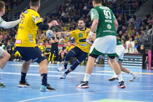 RECORD DATE NOT STATED Dani Baijens (77; Rhein Neckar Löwen) spielt Doppelpass mit Lasse Ludwig (1; Füchse Berlin) im Rückraum 1.Handball-Bundesliga Rhein-Neckar-Löwen vs Füchse Berlin 23.11.2025 Copyright: xSpeedshotx