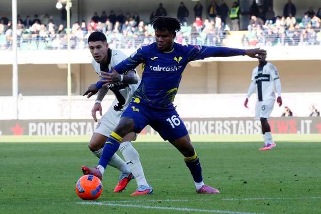 Parma™s Lautaro ValentiVerona™s Gift Orban during the Serie A soccer match between Hellas Verona and Parma at the Bentegodi Stadium in Verona, north west Italy - Sunday , November 23 , 2025. - Soccer .  Copyright: xPaolaxGarbuio Lapressex