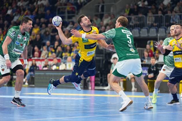RECORD DATE NOT STATED Jannik Kohlbacher (80; Rhein Neckar Löwen) versucht den Wurf, während Matthes Langhoff (13; Füchse Berlin) und Mijajlo Marseni? (93; Füchse Berlin) verteidigen 1.Handball-Bundesliga Rhein-Neckar-Löwen vs Füchse Berlin 23.11.2025 Copyright: xSpeedshotx