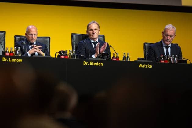 23.11.2025, Fussball, Saison 2025 2026, 1. Bundesliga, Mitgliederversammlung Borussia Dortmund, v. l. Dr. Robin Steden (Borussia Dortmund), Vorsitzender der Geschäftsführung Hans-Joachim Watzke (Borussia Dortmund), Geschäftsführer Thomas Treß (Borussia Dortmund), Dortmund Messe Wetsfalenhalle NRW Deutschland xRHR-FOTO DEx Copyright: DennisxEwert RHR-FOTOx RHR-FOTO DE