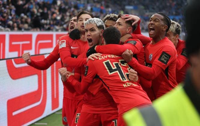 23.11.2025, Fussball, Herren, 2. Bundesliga, Saison 2025 2026, Karlsruher SC - SV 07 Elversberg, Torjubel der SV Elversberg nach dem 2:3 durch Felix Keidel (SV 07 Elversberg) Karlsruhe BBBank Wildpark Baden-Württemberg Deutschland (DEU) Copyright: xFabianxKleerx