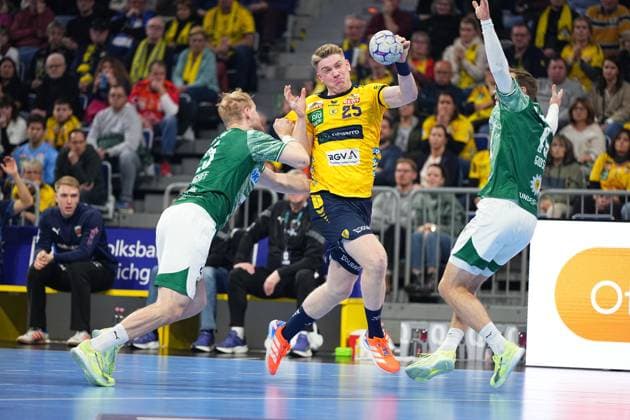 RECORD DATE NOT STATED Haukur Thrastarson (25; Rhein Neckar Löwen) mit Wurf, während Lasse Ludwig (1; Füchse Berlin) und Mathias Gidsel (19; Füchse Berlin) verteidigen 1.Handball-Bundesliga Rhein-Neckar-Löwen vs Füchse Berlin 23.11.2025 Copyright: xSpeedshotx