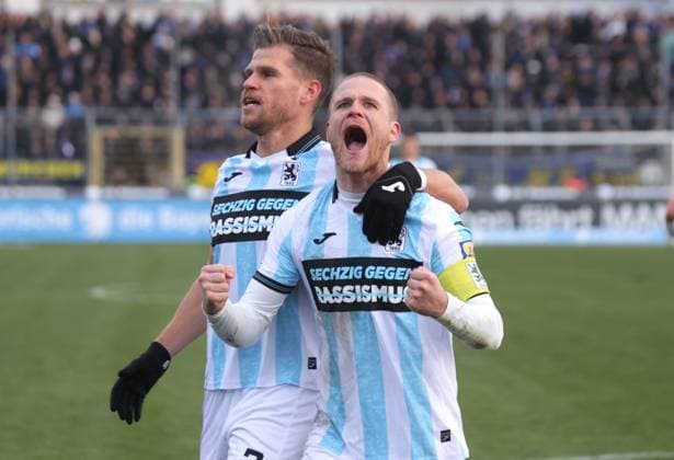 1860 Muenchens 7 Florian NIEDERLECHNER und Torschuetze 1860 Muenchens 5 Thore JACOBSEN nach Tor zum 2:0. Fussball: 1860 - Saarbruecken. 3.Fußball Liga, TTSV 1860 München - 1. FC Saarbrücken, 15.Spieltag, Saison 2025-2026, am 23.11.2025 in Muenchen, S T A D I O N A N D E R G R U E N W A L D E R S T R A S S E, Deutschland. Quelle Copyright Credit : Oryk HAIST