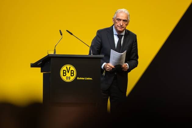23.11.2025, Fussball, Saison 2025 2026, 1. Bundesliga, Mitgliederversammlung Borussia Dortmund, Präsident Dr. Reinhold Lunow (Borussia Dortmund) verlässt nach seiner letzten Rede die Bühne, Dortmund Messe Wetsfalenhalle NRW Deutschland xRHR-FOTO DEx Copyright: DennisxEwert RHR-FOTOx RHR-FOTO DE
