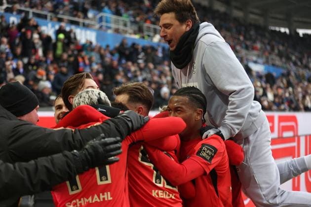 23.11.2025, Fussball, Herren, 2. Bundesliga, Saison 2025 2026, Karlsruher SC - SV 07 Elversberg, Torjubel der SV Elversberg nach dem 2:3 durch Felix Keidel (SV 07 Elversberg) Karlsruhe BBBank Wildpark Baden-Württemberg Deutschland (DEU) Copyright: xFabianxKleerx