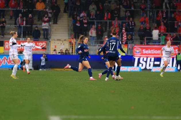 RECORD DATE NOT STATED Franziska Kett (20; FC Bayern München) und Valesca Ampoorter (18; TSG Hoffenheim Frauen) im Zweikampf, während Georgia Stanway (31; FC Bayern München) das Spielgeschehen verfolgt Spielszene mit Franziska Kett (20; FC Bayern München) und Valesca Ampoorter (18; TSG Hoffenheim Frauen)