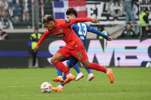 23.11.2025, Fussball, Herren, 2. Bundesliga, Saison 2025 2026, Karlsruher SC - SV 07 Elversberg, Bambase Conte (SV 07 Elversberg), Shio Fukuda (Karlsruher SC) Karlsruhe BBBank Wildpark Baden-Württemberg Deutschland (DEU) Copyright: xSebastianxBachx