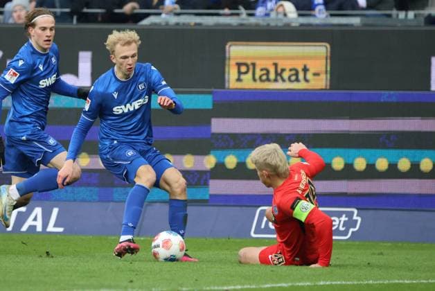 23.11.2025, Fussball, Herren, 2. Bundesliga, Saison 2025 2026, Karlsruher SC - SV 07 Elversberg, Leon Opitz (Karlsruher SC), Lukas Pinckert (SV 07 Elversberg) Karlsruhe BBBank Wildpark Baden-Württemberg Deutschland (DEU) Copyright: xSebastianxBachx