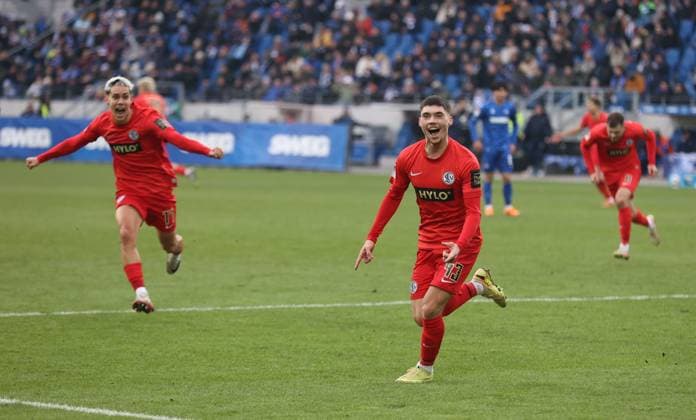 23.11.2025, Fussball, Herren, 2. Bundesliga, Saison 2025 2026, Karlsruher SC - SV 07 Elversberg, Torjubel der SV Elversberg nach dem 2:3 durch Felix Keidel (SV 07 Elversberg) Karlsruhe BBBank Wildpark Baden-Württemberg Deutschland (DEU) Copyright: xFabianxKleerx