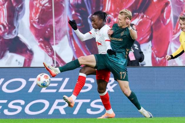 Yan Diomande (RB Leipzig) und Marco Gruell (Werder Bremen) kaempfen um den Ball, Bundesliga, RB Leipzig v SV Werder Bremen, Red Bull Arena am 23. November 2025 in Leipzig, Deutschland. (Foto von Marco Steinbrenner DeFodi Images) Yan Diomande (RB Leipzig) und Marco Gruell (Werder Bremen) battle for the ball, Bundesliga, RB Leipzig v SV Werder Bremen, Red Bull Arena, November 23, 2025 in Leipzig, Germany. (Photo by Marco Steinbrenner DeFodi Images) DFL regulations prohibit any use of photographs as image sequences and or quasi-video.